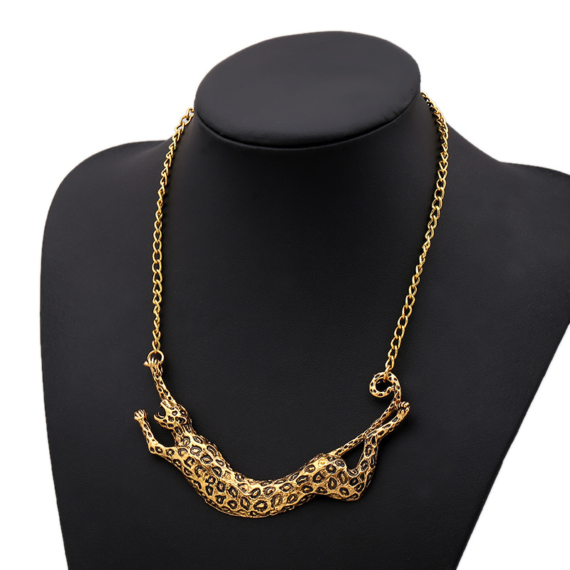 

LZHLQ Baroque Full Rhinestones Necklace Luxurious Crocodile Statement Pendants Women Personality Style Leopard Shape Necklaces