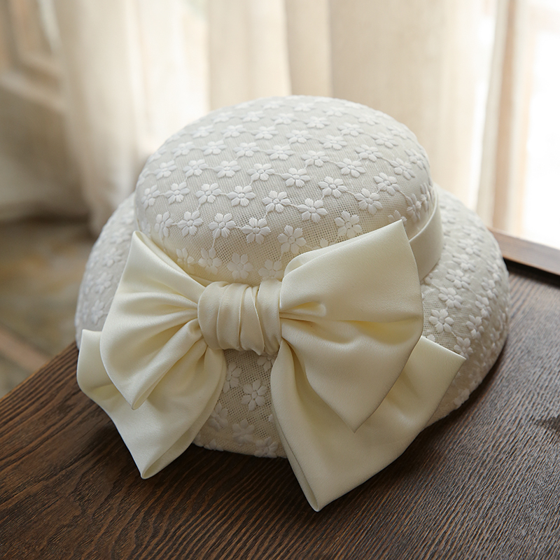 

Elegant Ladies Wedding Fedoras White Large Bow Lace Flower Pattern Bucket Hat Women Cocktail Banquet Party Hat Headwear