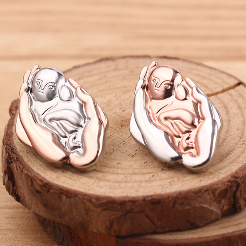 

Newborn baby in hands shape brooch fashion broche lapel pin Women Men cute metal pins badges for mother jewelry gifts