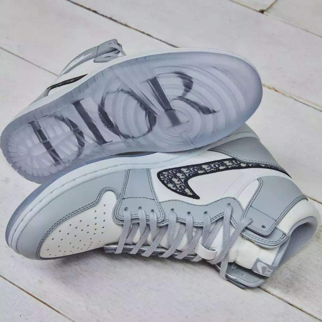 

2020 CÃ²nvÃ¨rsÃ¨ air DÃ¬Ã²r JÃ²rdÃ n 1 Paris Homme KÃWS AJ oblique 03095 Basketball Casual Trainers Luxury Designer Triple S Sneakers canvas Shoes