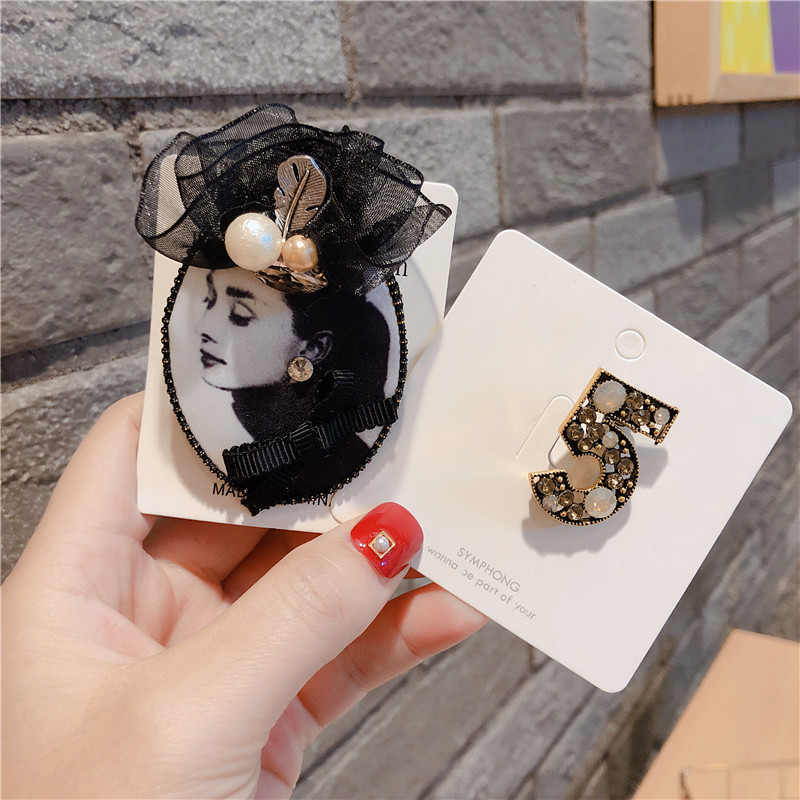 

Creative New Fashion Woman Brooches Pin Number Black Chiffon Figure Beauty Brooch Trendy Jewelry Coat Clothing Accessories