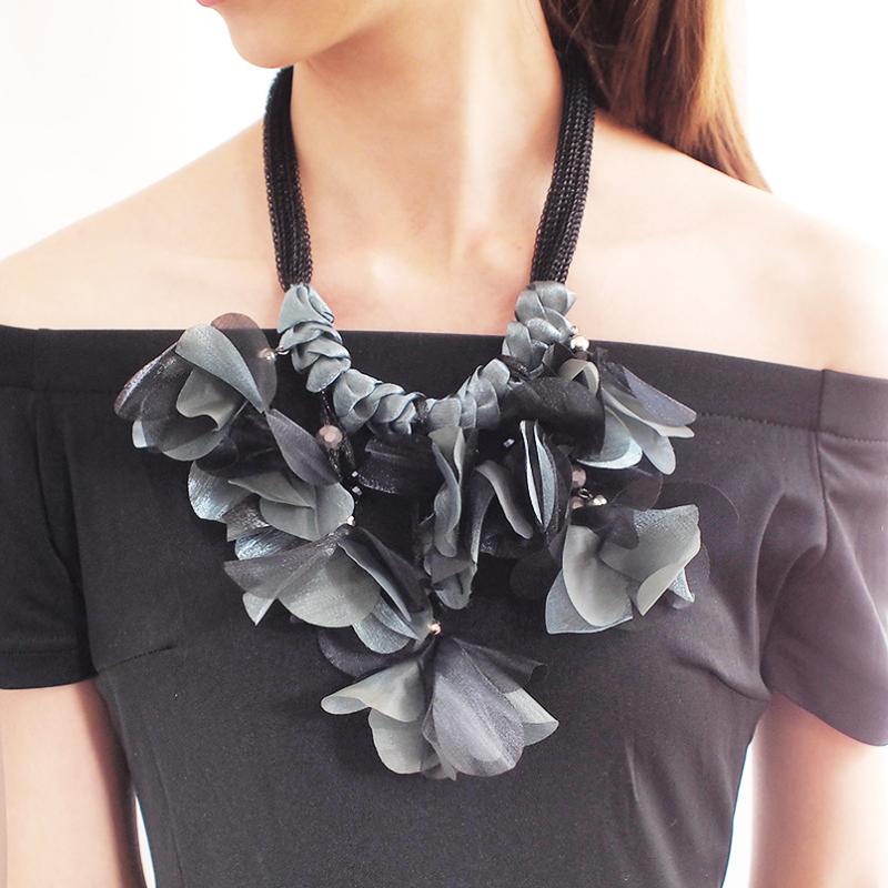 

Large Flower Chokers Necklaces For Women Fashion Crystal Beads Statement Pendant Necklace Jewelry for Party and Wedding