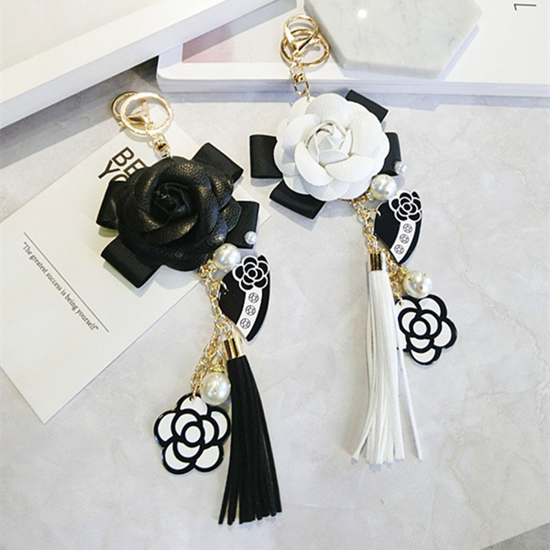

2020 Keyring Black White Leather Camellia Flower Keychain Women Fashion Flower Key Chains llaveros flore Bag Charms