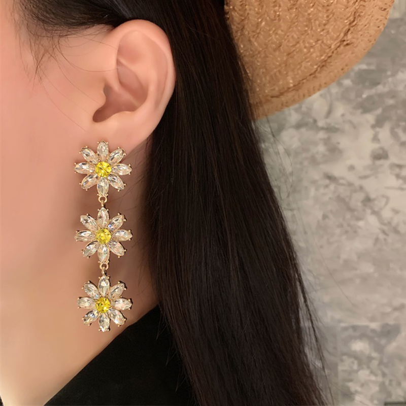 

AENSOA Korean Sweet Crystal Flowers Long Drop Earrings For Women Fashion Rhinestones Floral Dangle Earrings Party Jewelry 2020