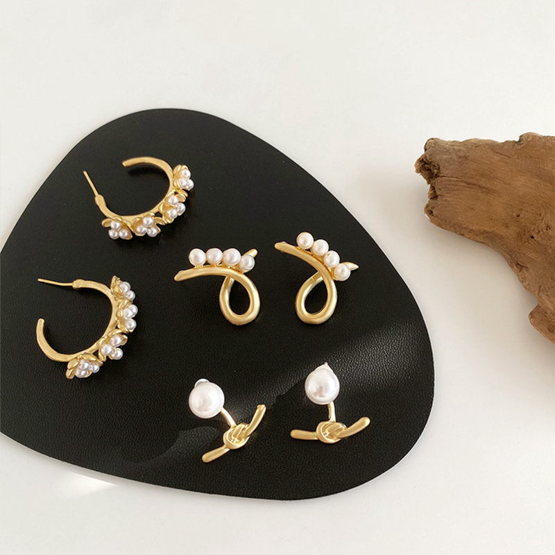 

Hoop & Huggie Fashion Matte Metal Kont Flower Earrings For Women Elegant Simulated Pearl Earring Charm Jewelry Gift Brincos 2021