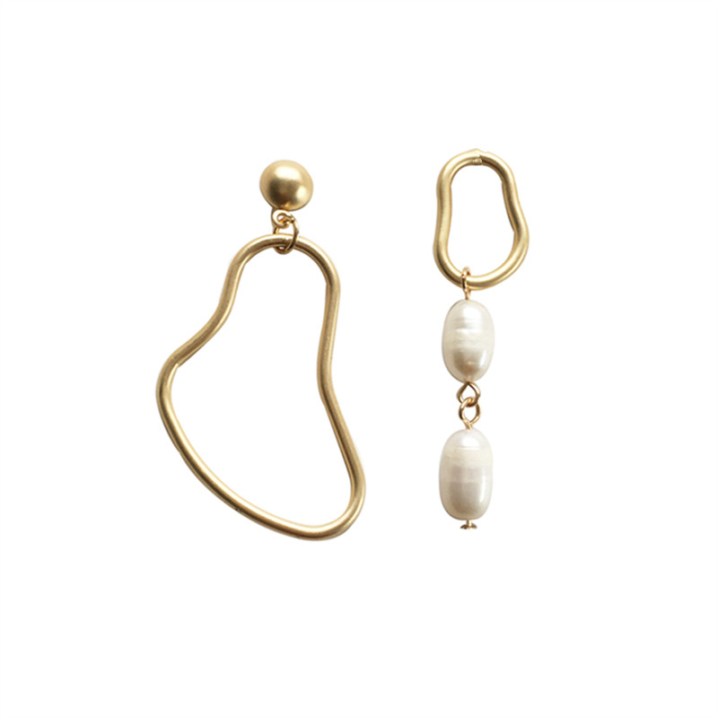 

European and American wind is contracted irregular shape earring all-purpose matchs metallic female pearl earring