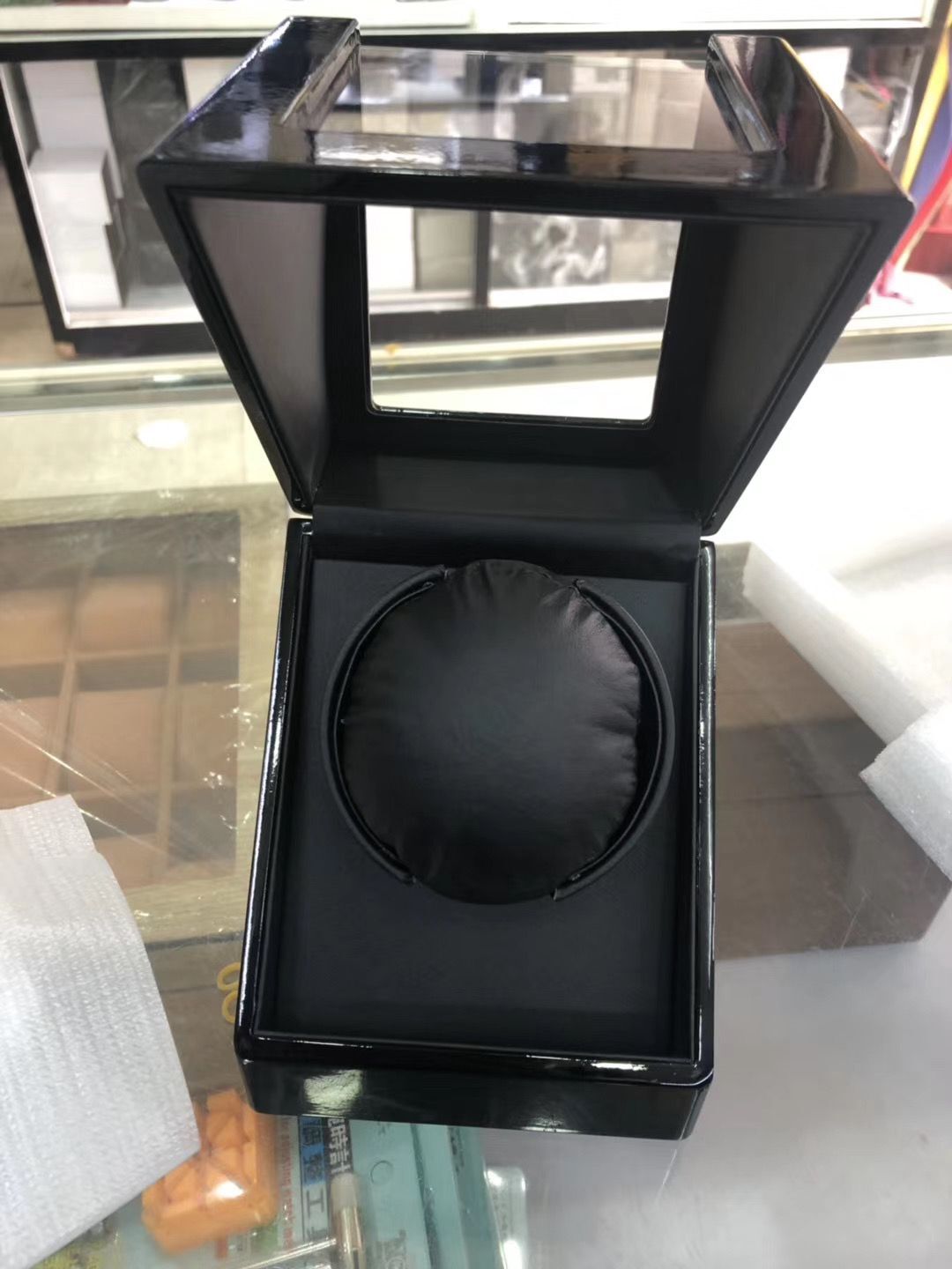 

A rocker that rotates automatically winding the men watch box