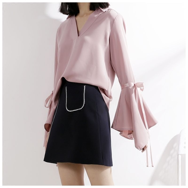 

Herstory 2020 Women Solid Spring Flare Sleeve Blouse Lady Fashion V-neck Bow Shirts Elegant Streetshirts Female Blouse, Black