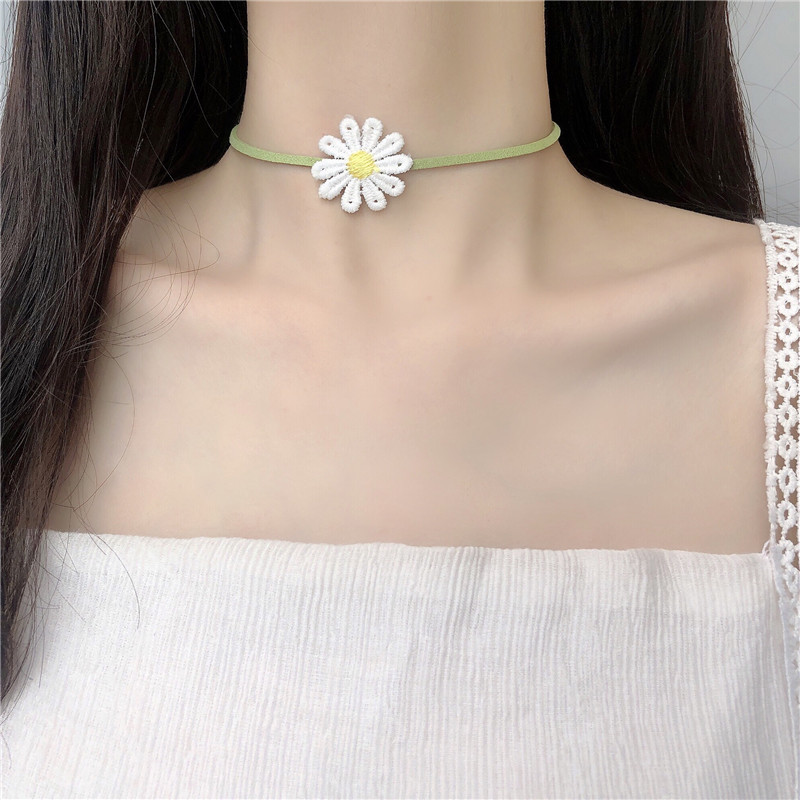 

Small pure and fresh and green white faux suede Daisy flower fairy clavicle choker necklace chain collar necklace