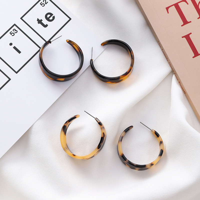 

2020 Korean Fashion Minimalist Leopard Acetate Acrylic Hoop Earrings For Women C Shaped Resin Statement Earring Lady Jewelry