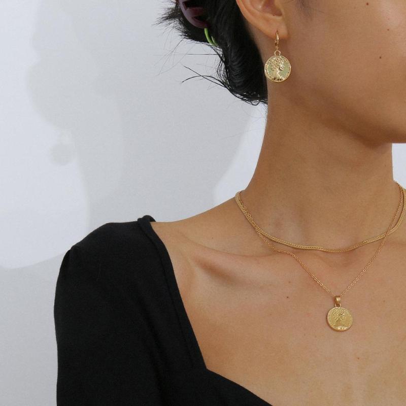 

Vintage Carved Coins Pendant Necklace Bohemia Retro the Queen Avatar Accessories Necklace Jewelry Female Party Gift