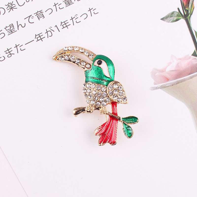 

LUBOV Green Head Toucan Bird Brooch Enamel Crystal Lapel Pin Woodpecker Animal Brooches for Women Suits Dress Weddings Jewelry