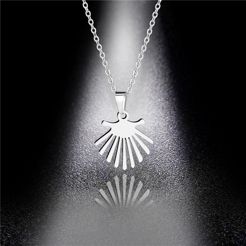 

Factory Direct Fashion Titanium Steel Banana Leaf Pendant Necklace Wholesale Simple Stainless Steel Leaf Sweater Chain