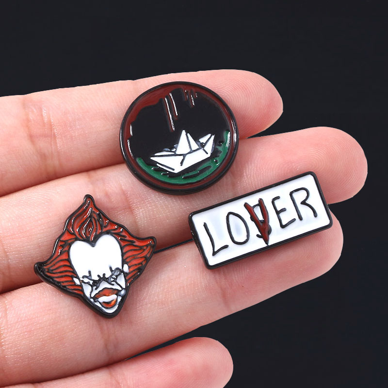 

SG Horror Movie Stephen King's It Brooches Pin Joker Pennywise Figure Badge Lapel Pins Chucky Face Cosplay Kids Bag Jewelry Gift