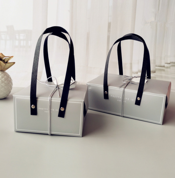 

2020 new 100pcs Creative high grade gray gift box egg yolk crisp snowflake biscuit candy with hand gift box