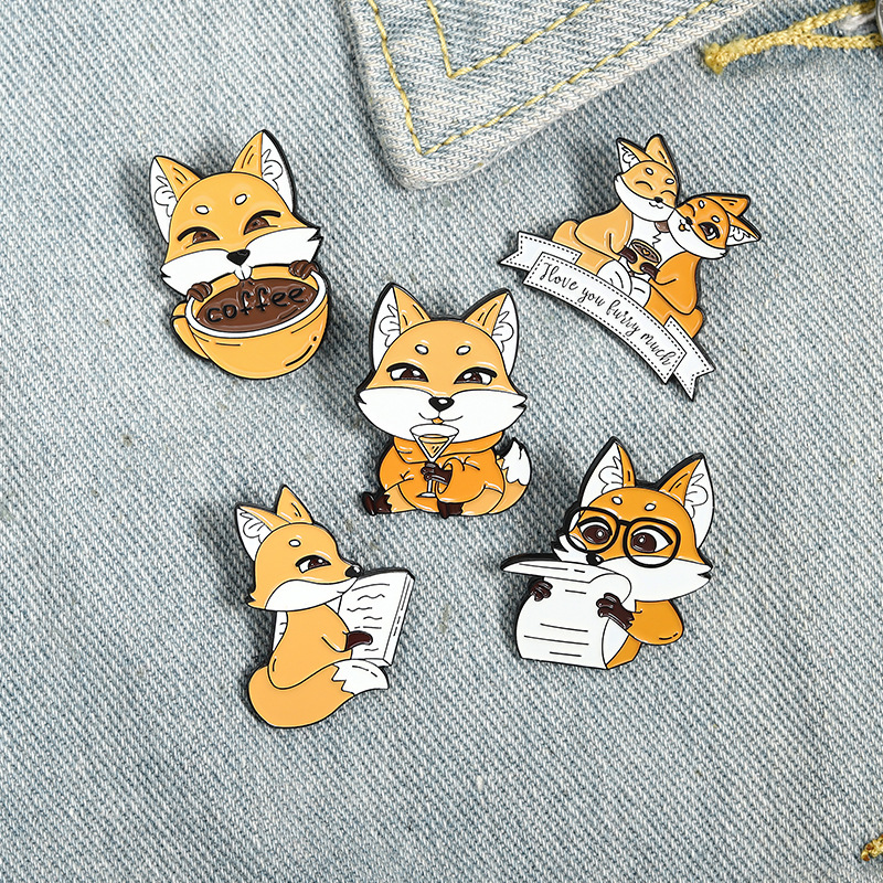 

Fox Reading Newspaper Cartoon Brooches Alloy Animal Cute Enamel Student Badge Drinking Coffee Read Brooch Pins Ornamnets Accessories Wholesale
