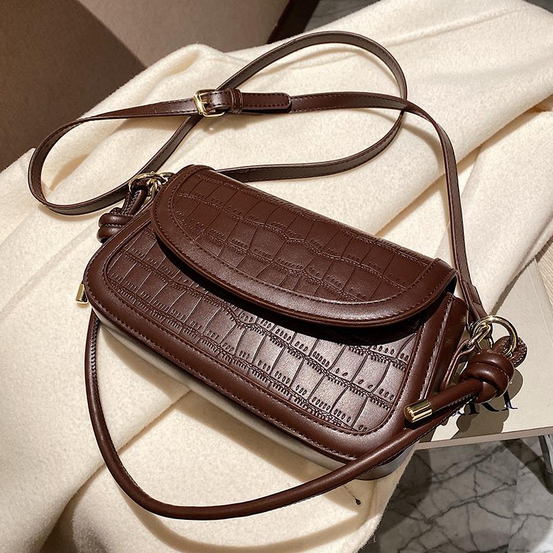 

Niche Design 2021 New Fashion High-grade Messenger Bag Shoulder Armpit Bag Underarm Dual-use Width: 24cm, Beige
