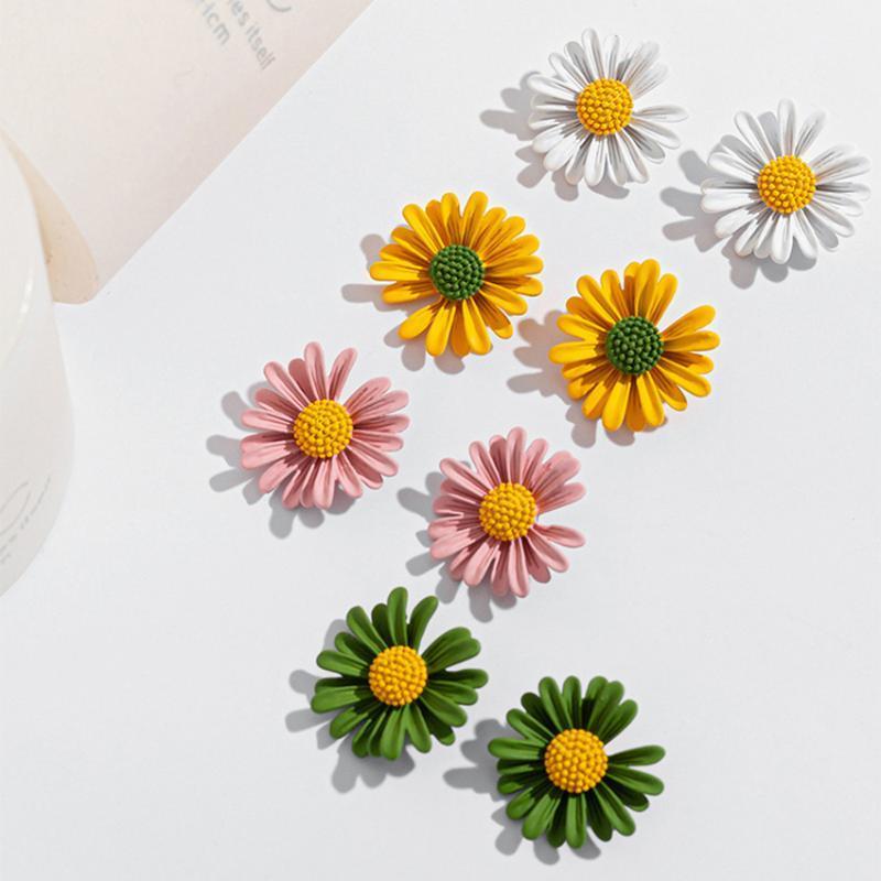 

TOYOOSKY Korean Tiny Daisy Flower Stud Earrings for Women 2020 Summer Jewelry Fashion Earring Mujer Vintage Ladies1, Golden;silver