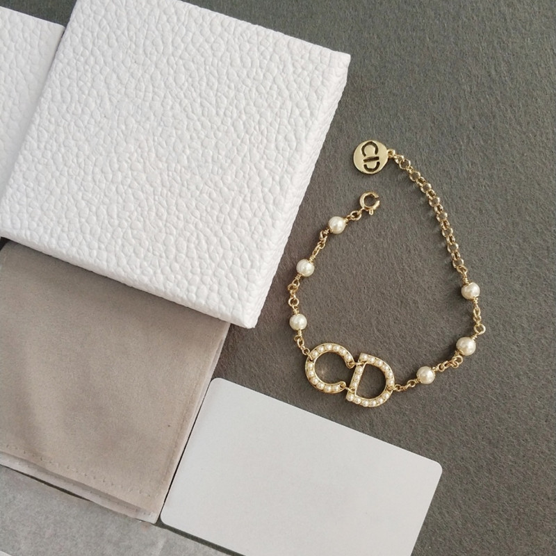 

D family Seiko 1:1 lady small fragrance letter inlaid Pearl Bracelet Fashion temperament pearl gold bracelet