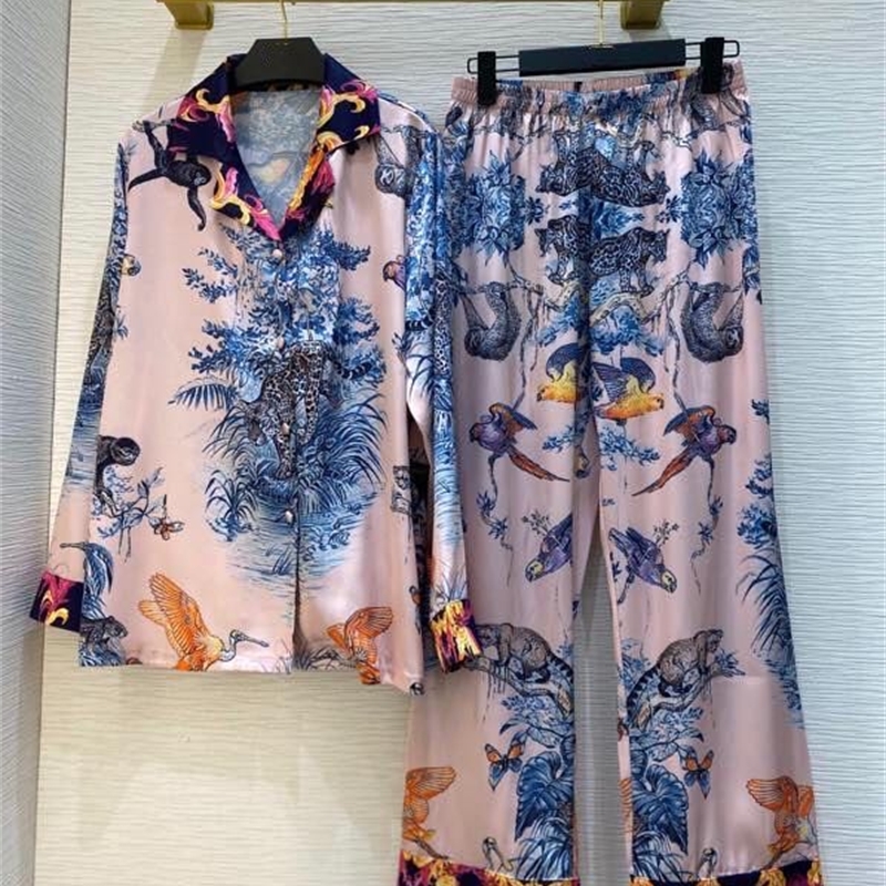 

2021 Autumn Female Floral Pajamas Defines Long Sleeve Single Breasted + Elastic Waist Sweatshirt Uzem, The photo