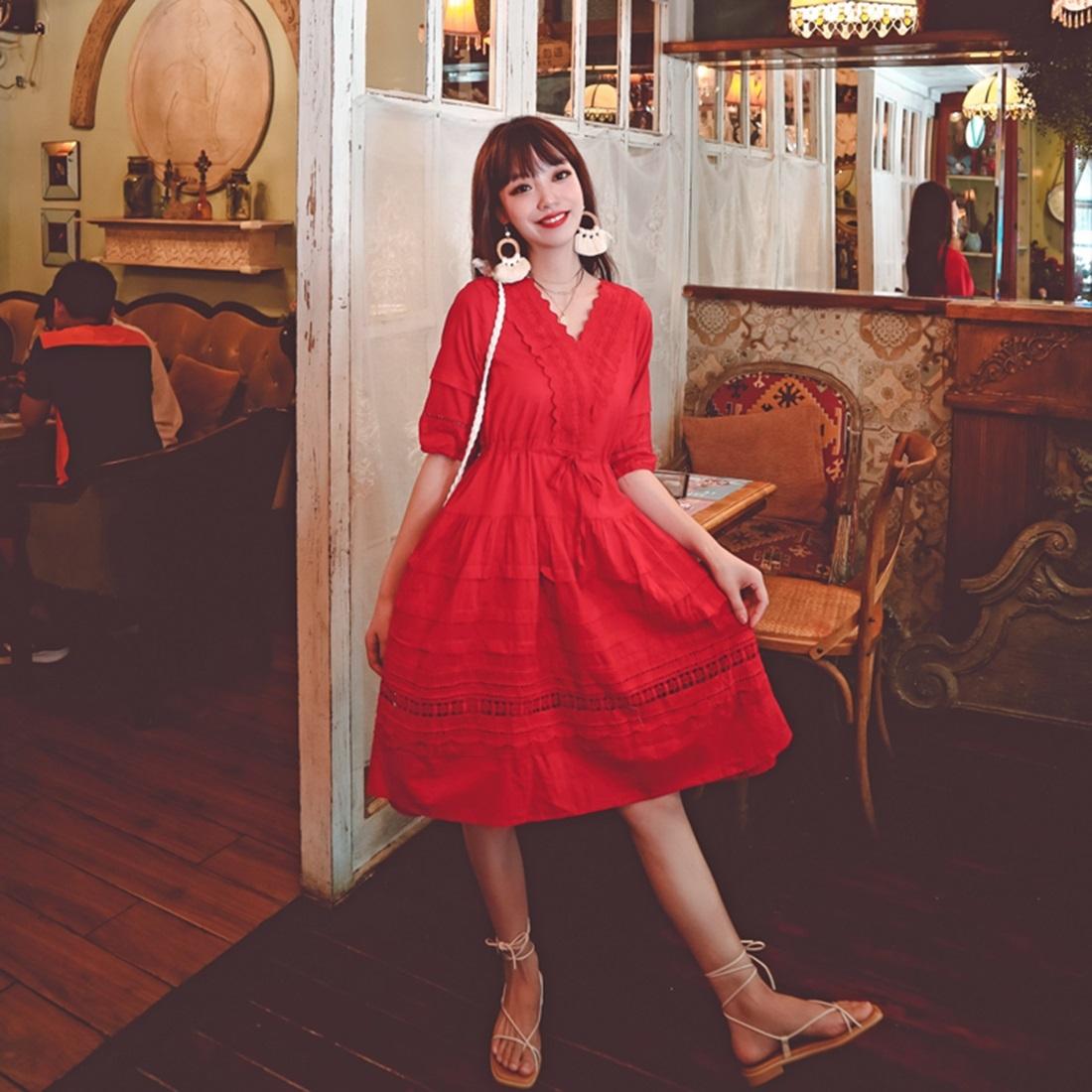 

Two-color Lace Stitching V-neck Holiday Dress With Lace-up Waist And Thinness