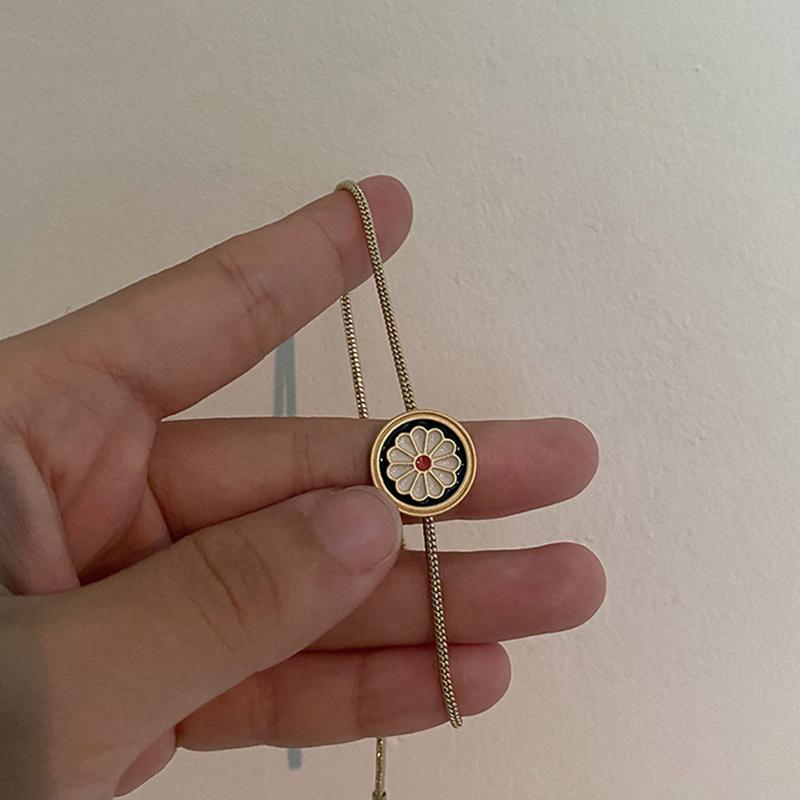 

Charm Bracelets 2021 Korean Vintage Simple Gold Enamel Daisy Flower Pendant Adjustable Rope Chain For Women Party Jewelry