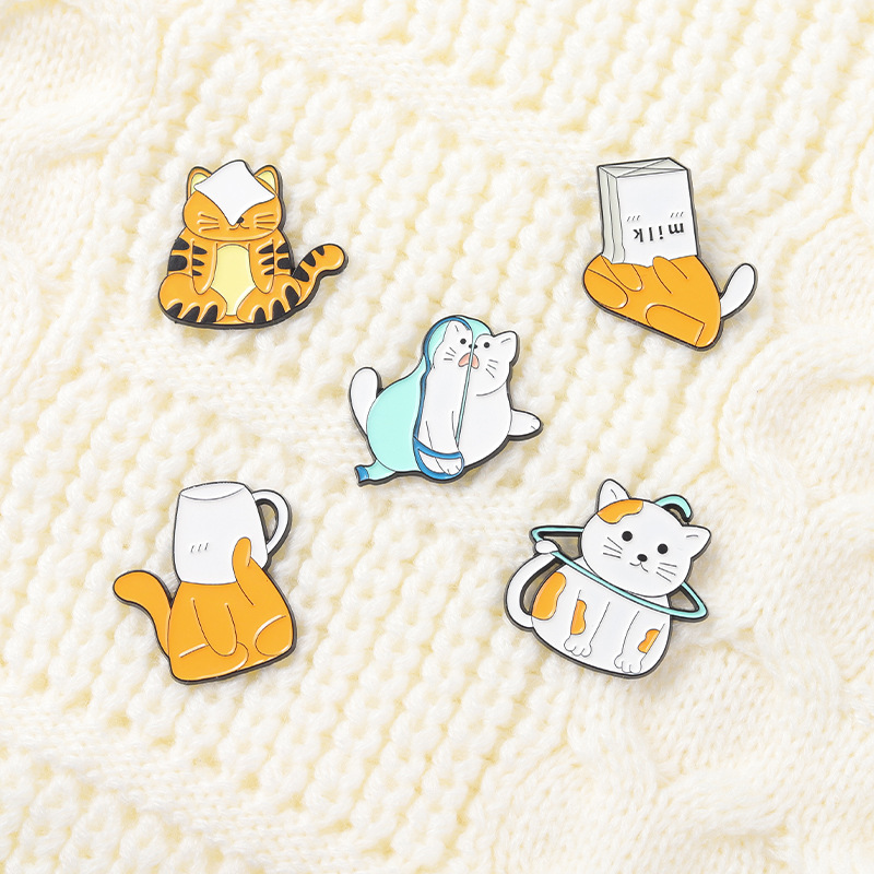 

Cartoon Cat Litter Tiger Hiding Shape Clothes Brooches Unisex Cute Animal Alloy Cup Lapel Pins European Women Coat Hanger Cowboy Backpack Badge Brooch Accessories