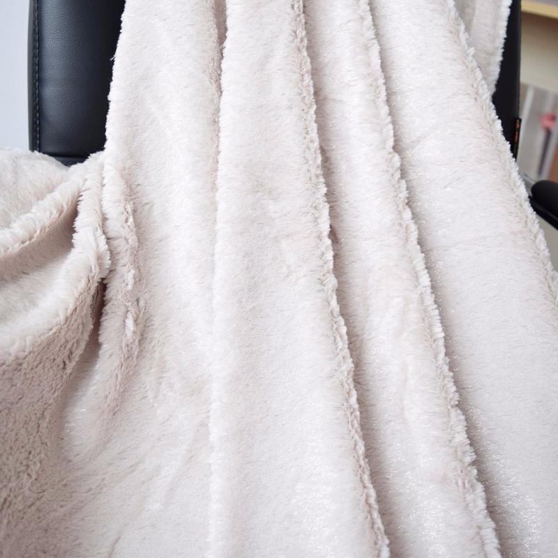 

Free Shipping PV Velvet Cream Faux Fur Blanket Competitive Price Soft Warm Throw P4202