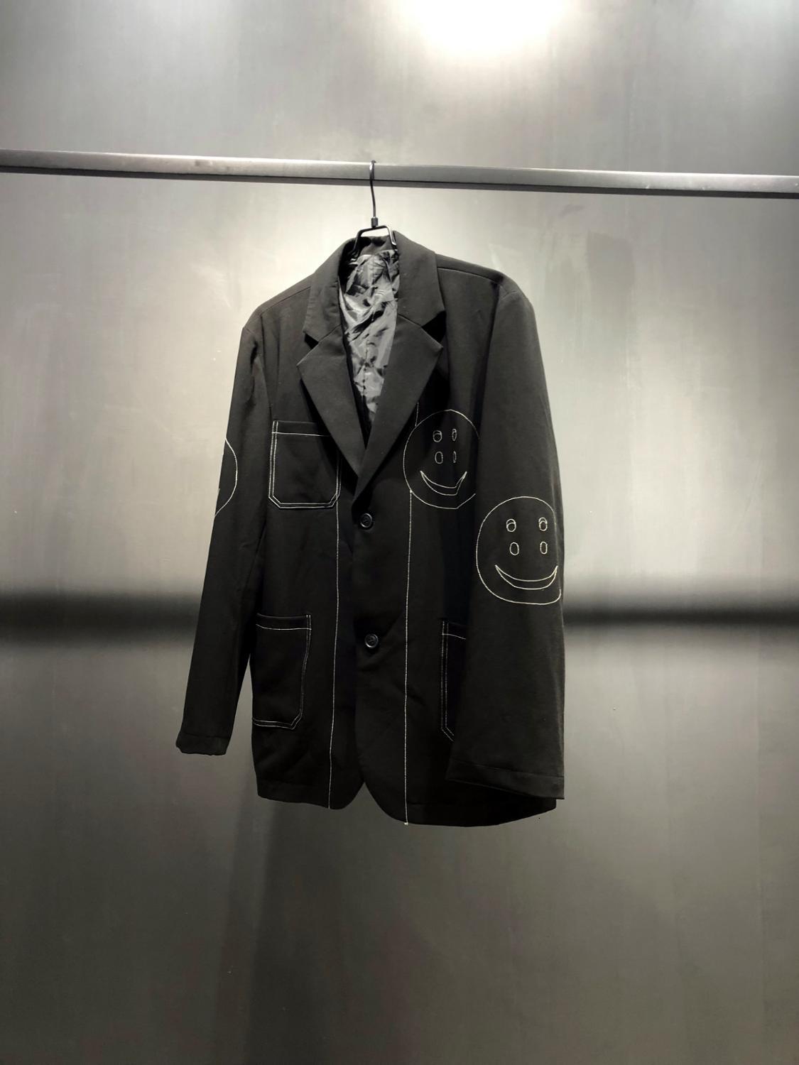 

2021 New Black Tie Embroidered Smiley Niche Suit L8V7