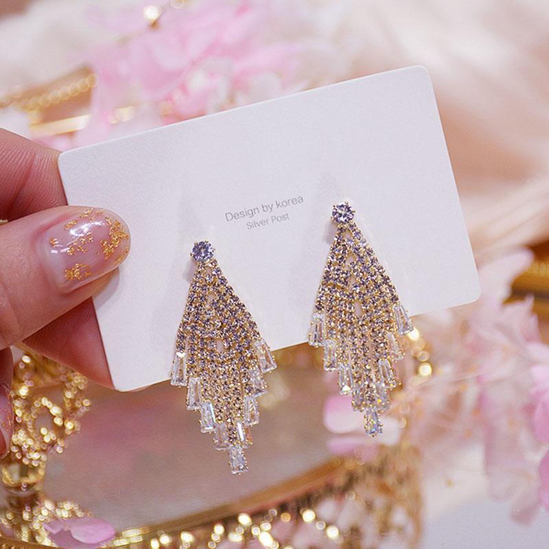

Stud Exquisite Elegant Shiny Crystal Earrings For Women Designer Creativity Luxury Jewelry High Quality Zircon S925 Needle Gift