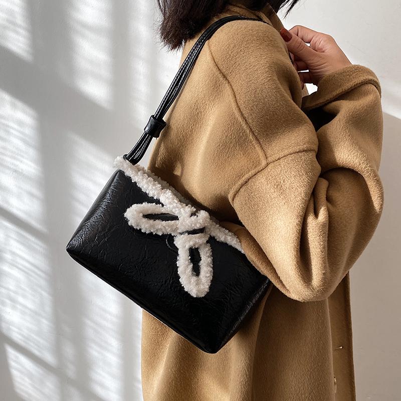 

Advanced lamb Plush bag for women's new versatile messenger bag for autumn and winter 2021, Black