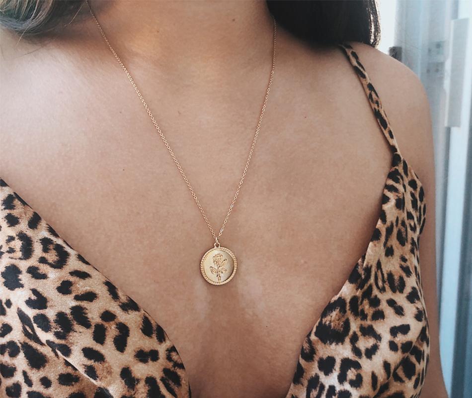 

Dainty Gold Color Rose Necklace Pendant Round Coin Geometric Chain Choker Necklace Women Party Medallion Fashion Jewelry