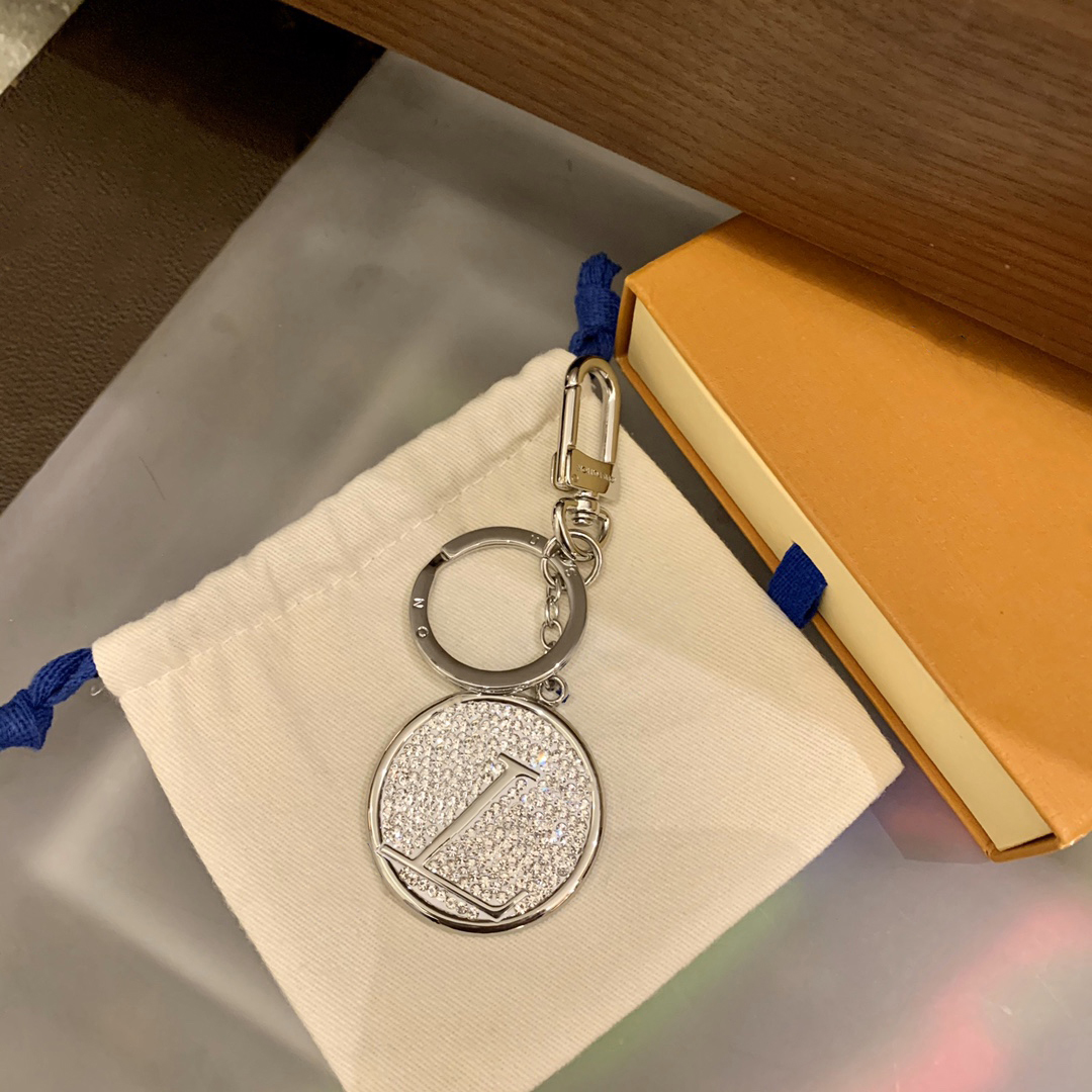 

Luxury designer keychain car keychain fashion trend advanced diamond set boutique key chain, suitable for men and women, Silver