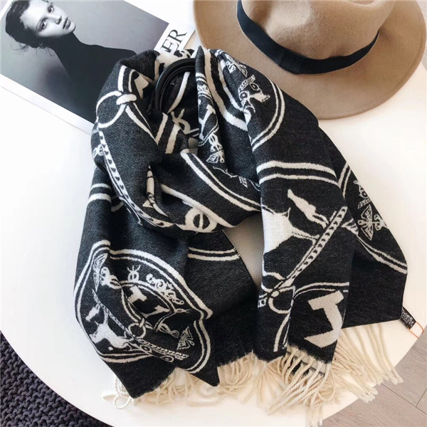 

2020 scarf is available for women only The latest luxury scarf famous letter pattern lady gift scarf high quality silk