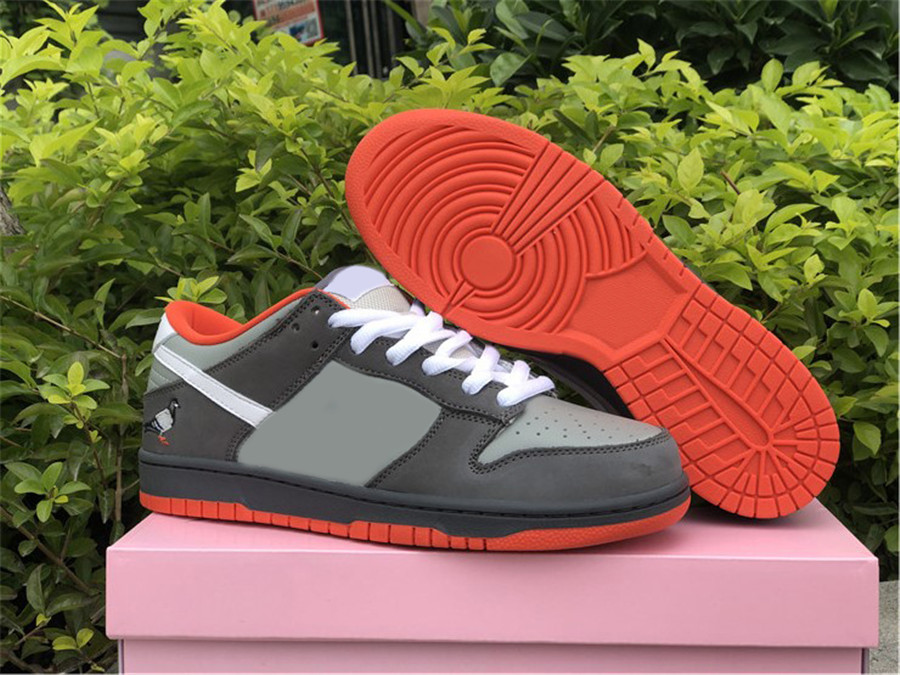 

Hottest Dunk SB Staple NYC Pigeon Low Skateboard Shoes Men Women Medium Grey White Dark Grey Dove Outdoor Sneakers With Original Box 5-12