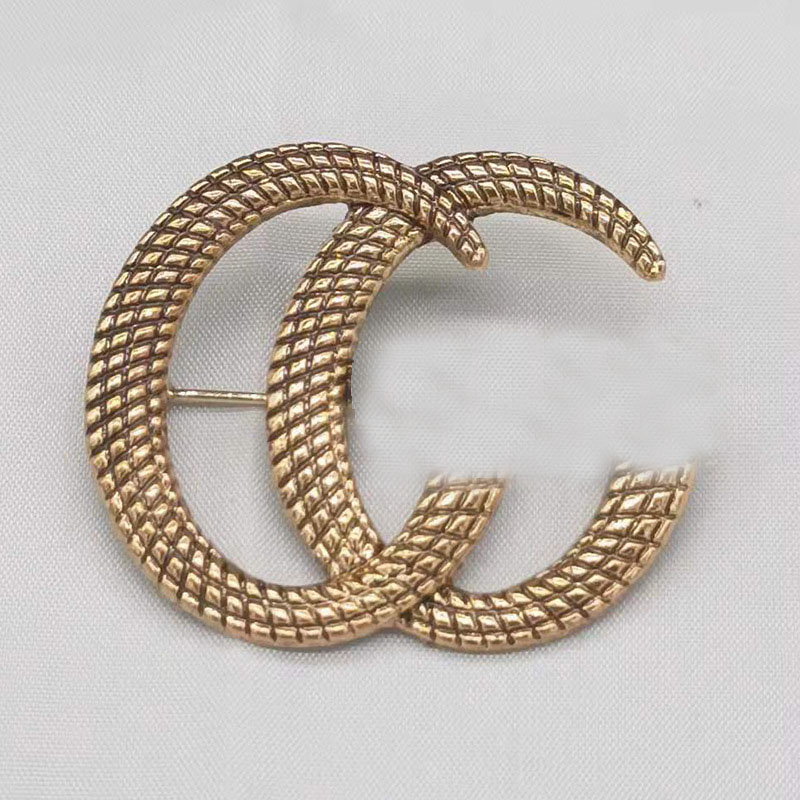 

Brand Luxurys Design Diamond Brooch Women Crystal Rhinestone Pearl Letters Brooches Suit Pin Fashion Jewelry Clothing Decoration High Quality Scarf Accessories