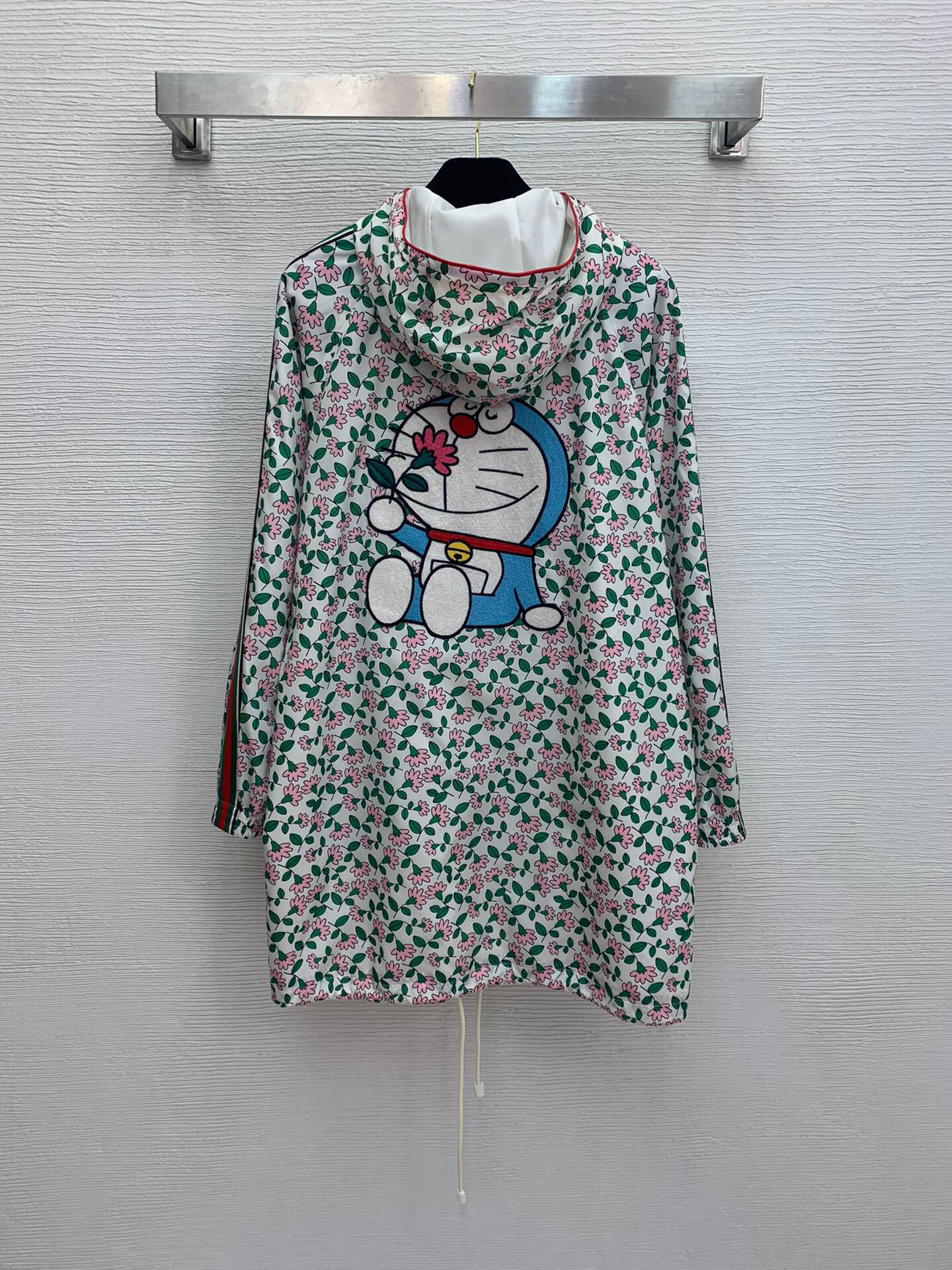

Autumn and winter 2021 new all over green leaf Doraemon pattern side red and Green Stripe Drawstring sunscreen windbreaker coat