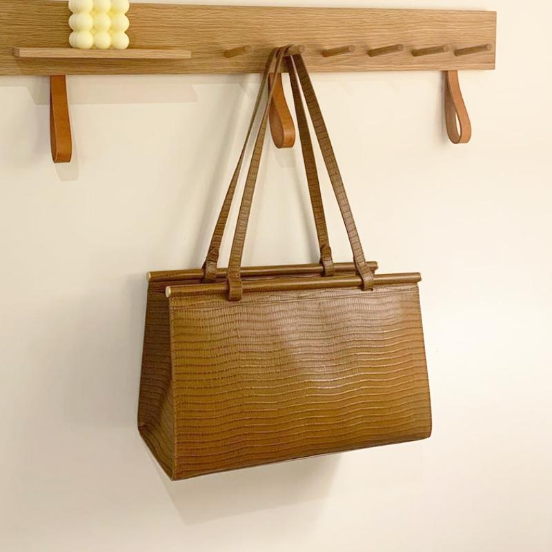 

Niche Design Bag 2021 New Fashion Personality College Style Simple Women's Portable Shoulder Bag Large Capacity Pack E032, Black