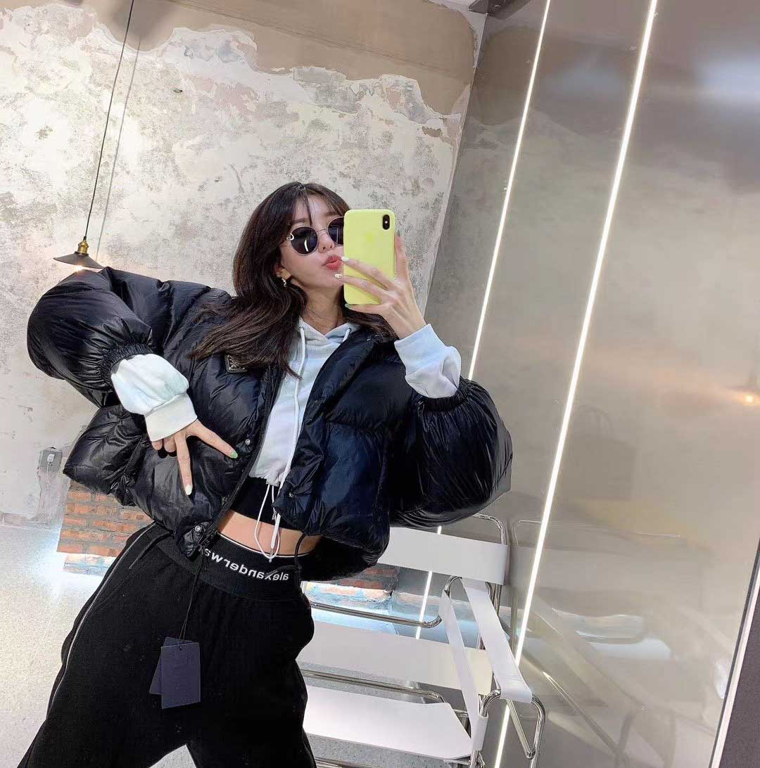 

20FW Women Designer Down Parkas Coat Winter Style Slim Short Thick Jackets Pocket Outsize Lady Warm Coats with Inverted Triangle Size S-L, Black