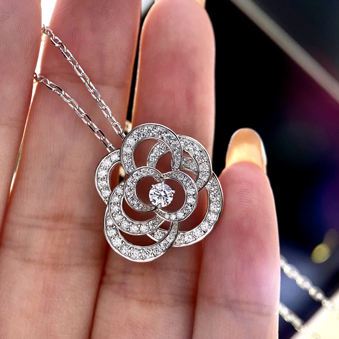 

2020 new camellia necklace elegant and fashionable all-round hollowed-out diamond 925 sterling silver chain length 40+5cm