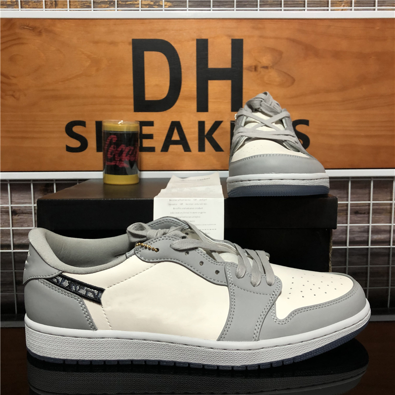

Top Quality Obsidian Light Smoke Pairs Shoes Jumpman 1 1S Men Women Low Basketball Shoes Travis Scotts UNC White Camo Mens Sports Shoes, Gifts