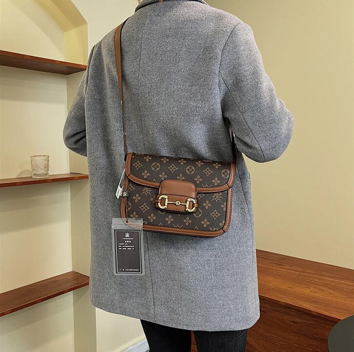 

Wholesale factory womens leathers shoulder bags in winter popular contrast color women backpacks clamshell printed saddle bag street trend gold buckle handbag