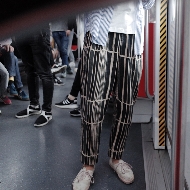 

2021 New Men's Fashion Will See Striped Linen in Olive-green Pants. 90NN, 01