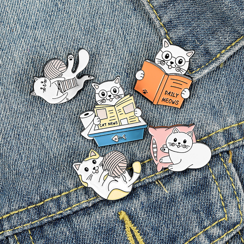 

20pcs/Lot Europe Cute Cat Reading Brooches Kittens Thread Ball Student Pins Cartoon Enamel Alloy Unisex Badge Accessories Wholesale