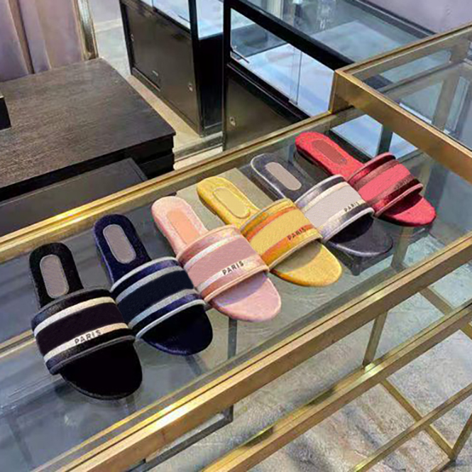 

2021 new desiner women slippers Slides Summer Beach Flat Sandals Slippers House Flip Flops With Spike sandal with Box top quality