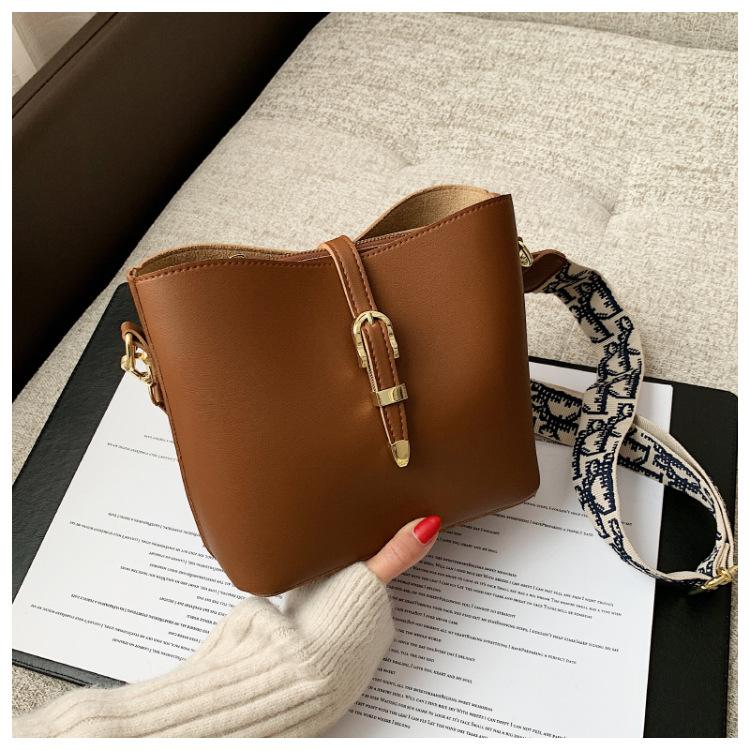 

2021 new trendy fashion all-match messenger bag wide shoulder strap casual shoulder bag large capacity bucket female, Black