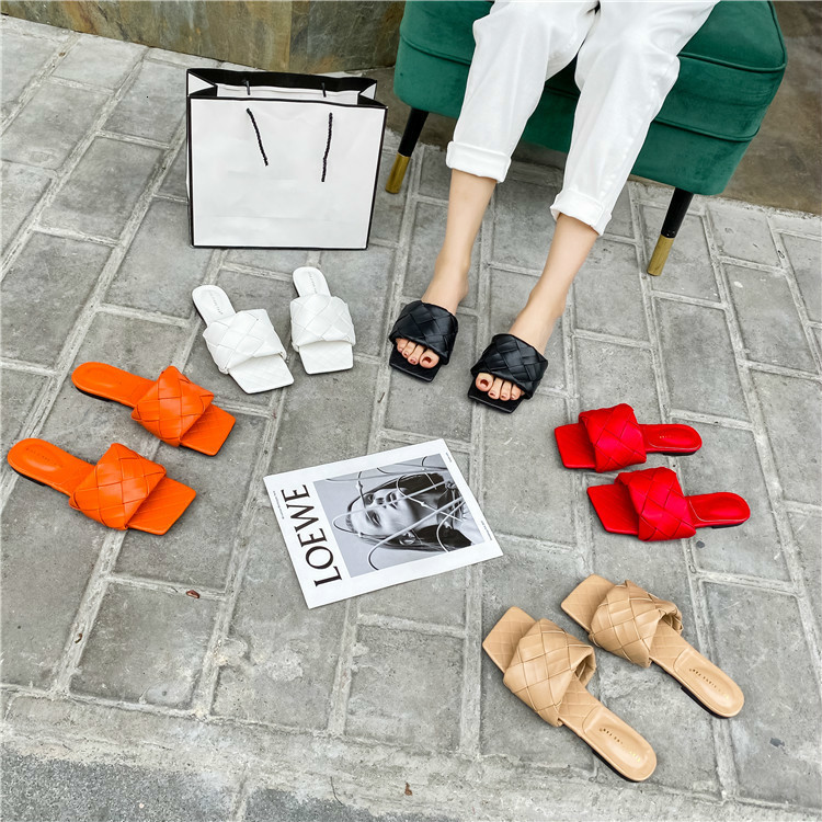 

2021 Summer New Style of Single-breasted Woven Surface-spangled Flip-flop Square Head Versatile Flat Women's Slippers GZ5I, Red.
