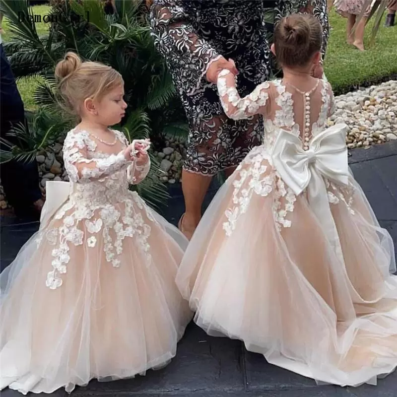 

2022 Cute Blush Pink Flower Girls Dresses Jewel Neck Lace Appliques Tulle Crystal Beads Long Sleeves Bow 3D Floral Floor Length Kids Birthday Girl Pageant Gowns, Champagne