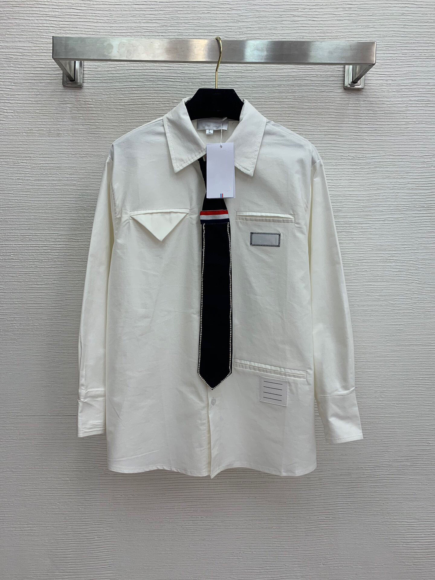 

European goods autumn and winter 2020 new necktie heavy industry inlaid with diamond and cloth triangle label decoration Lapel Long Sleeve, Creamy-white