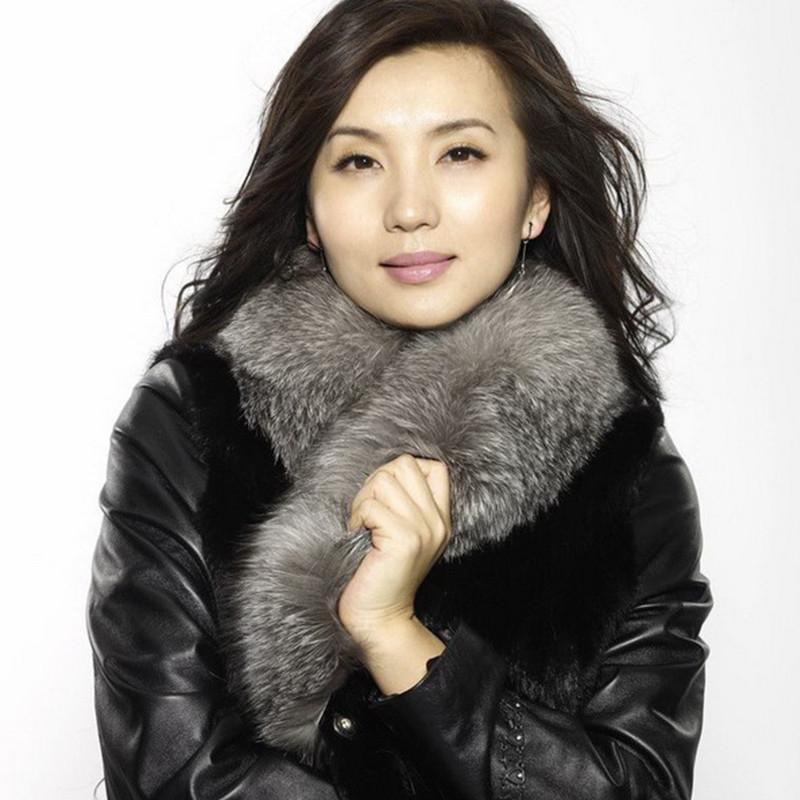 

Wholesale- Real Raccoon Fur Scarves Woman 100% Pure Natural Raccoon Fur Collar Warm Winter Scarves Silver Fur Collar Color LZ221